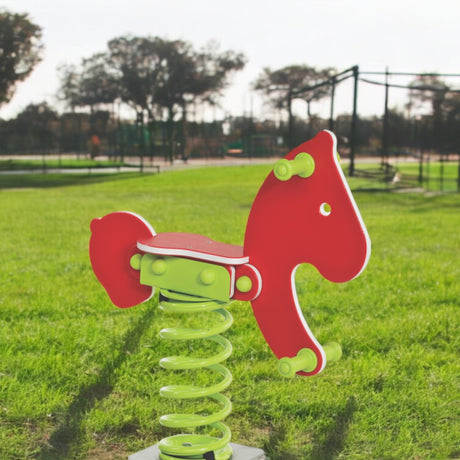 Roter Federwipper Pony auf einer Rasenfläche im Park