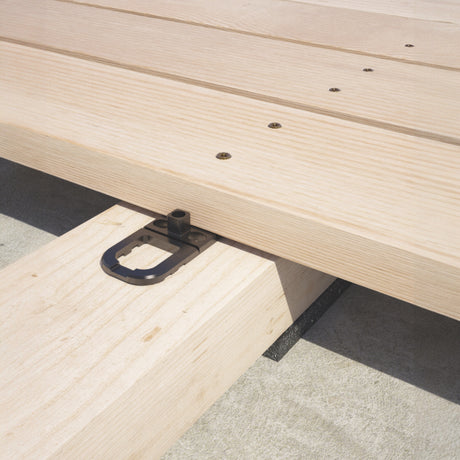Snap Verbinder hält Terrassendielen mit Fuge auf dem Kantholz, Ansicht von unten
