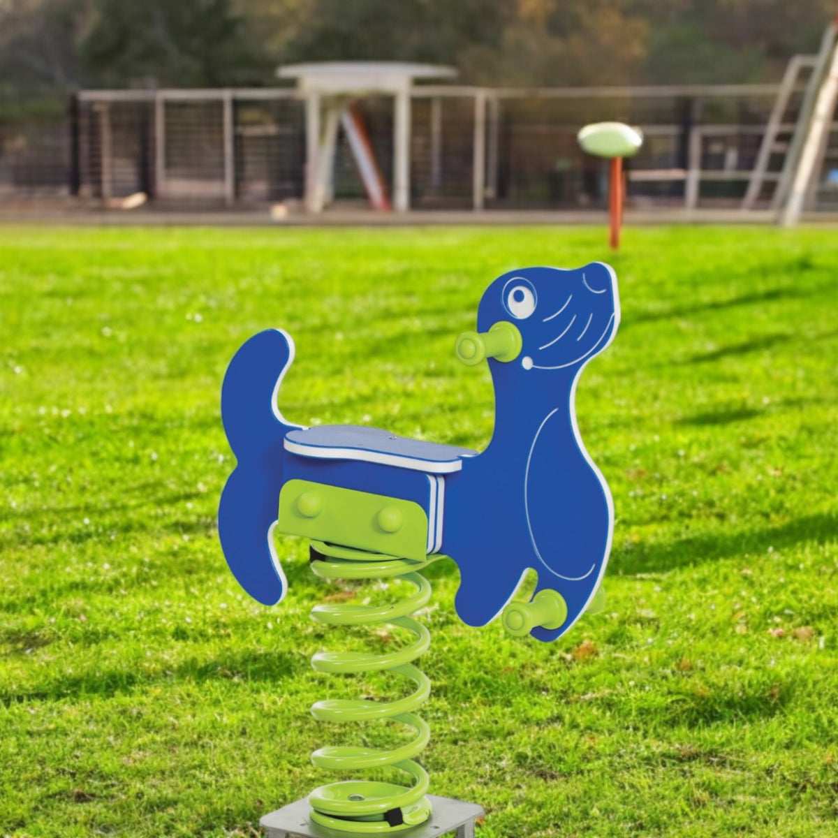 Blauer Federwipper Seehund auf dem Rasen einer Spielanlage