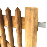Detail des Torbands aus verzinktem Stahl am Pfosten des Holz Gartentors