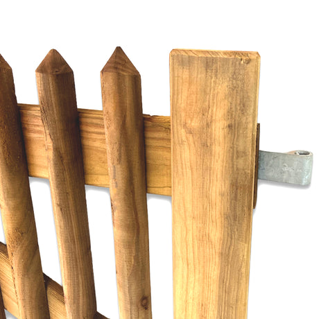 Detail des Torbands aus verzinktem Stahl am Pfosten des Holz Gartentors