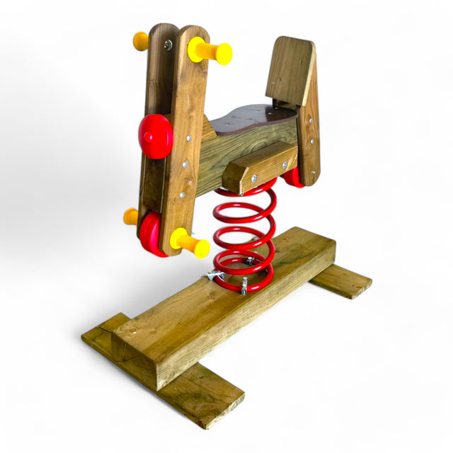 Federwipper Motorrad aus Holz mit roter Spiralfeder, gelben Griffen und Bodenbalken, Freisteller
