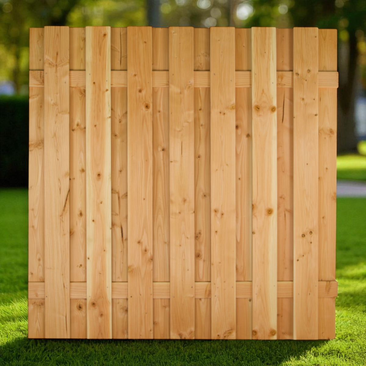Holz Sichtschutzzaun Hunau aus Douglasie auf Rasen vor Bäumen im Garten