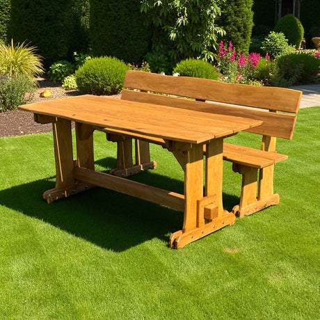 Eichen Gartentisch mit Lehnenbank Valmetal auf dem Rasen vor Gartenbeeten