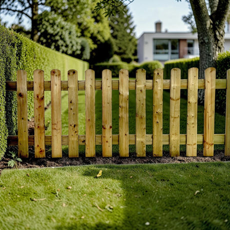 Holz Gartenzaun Sorpezaun als Grundstücksgrenze auf dem Rasen vor einem Wohnhaus