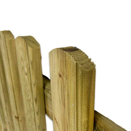 Profilierte Lattenköpfe und Querriegel des Sorpezauns im Detail
