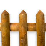 Detail der gespitzten Zaunlatten mit rundem Querriegel am Senkrechtzaun