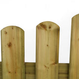 Rundbogenlatten auf dem Querriegel des Nadelholzzauns im Detail