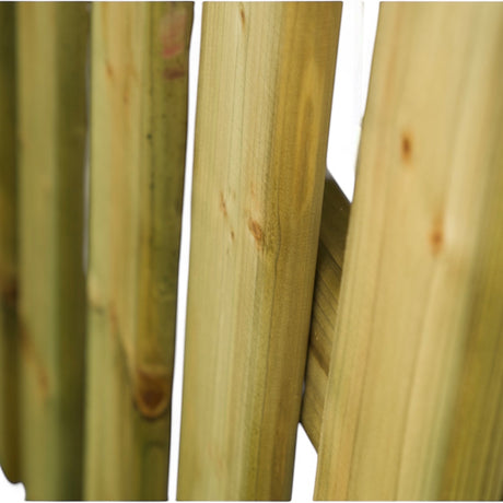 Zaunlatten mit Holzmaserung aus flacher Perspektive in Nahaufnahme