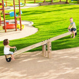 Wippe Warstein auf einem Spielplatz mit Kindern und Klettergerüst im Hintergrund
