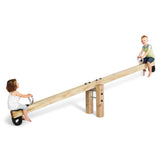 Wippe Warstein kommunal aus kesseldruckimprägniertem Nadelholz mit zwei spielenden Kindern, Freisteller