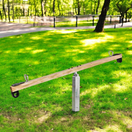 Spielplatzwippe Sundern auf Rasen in einem Park unter Bäumen