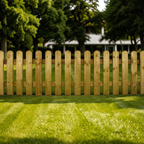Holz Gartenzaun Aggerzaun als Grundstücksgrenze auf dem Rasen vor Bäumen