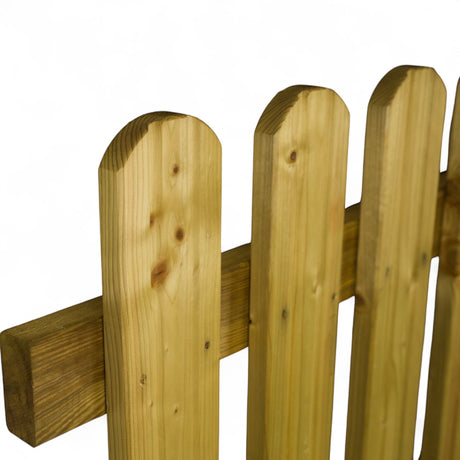 Latten mit Rundbogen und Riegelende am Holz Gartenzaun in Nahaufnahme