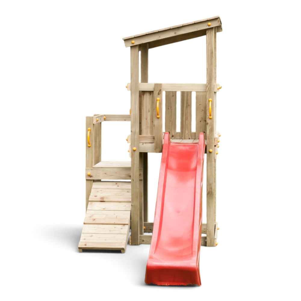Spielturm Altena mit roter Rutsche und Anbau mit Kletterrampe, Freisteller