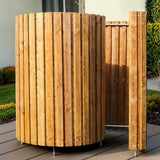 Runde Holz Umkleide Essetal auf einer Terrasse vor Hauswand und Hecke als Sichtschutz