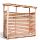 Leeres Holz Kaminholzregal mit Lattenrückwand, Seitenwänden und Dach, Freisteller