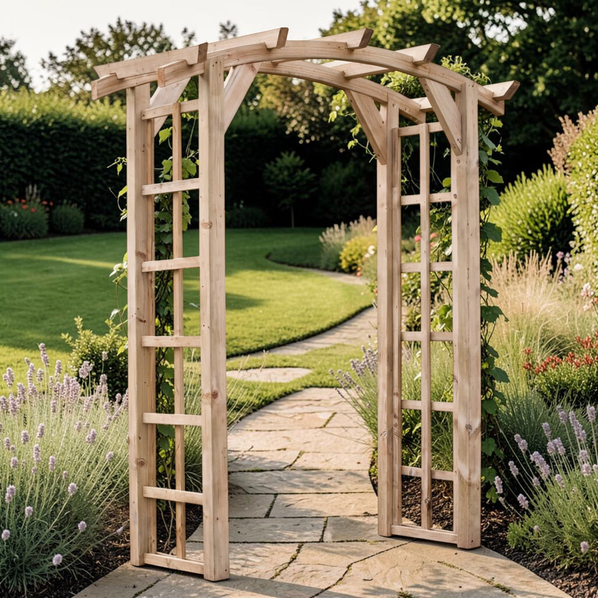 Holz Pergola Elspe als Gartenbogen über einem Plattenweg im blühenden Garten