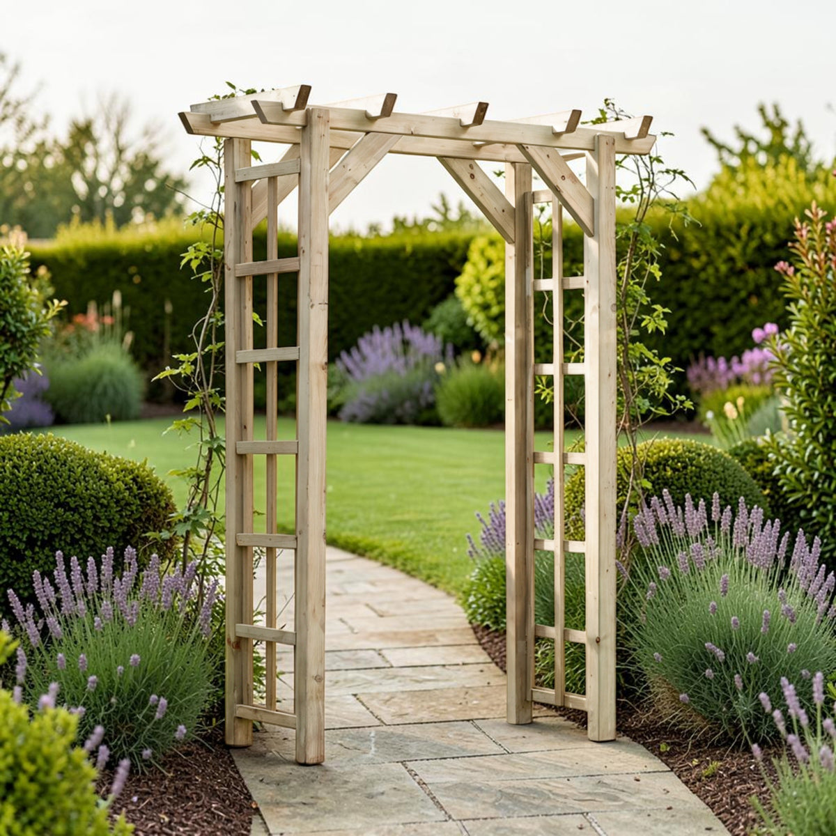 Holz Pergola Marpe als Durchgang über einem Gartenweg zwischen Lavendel und Hecken
