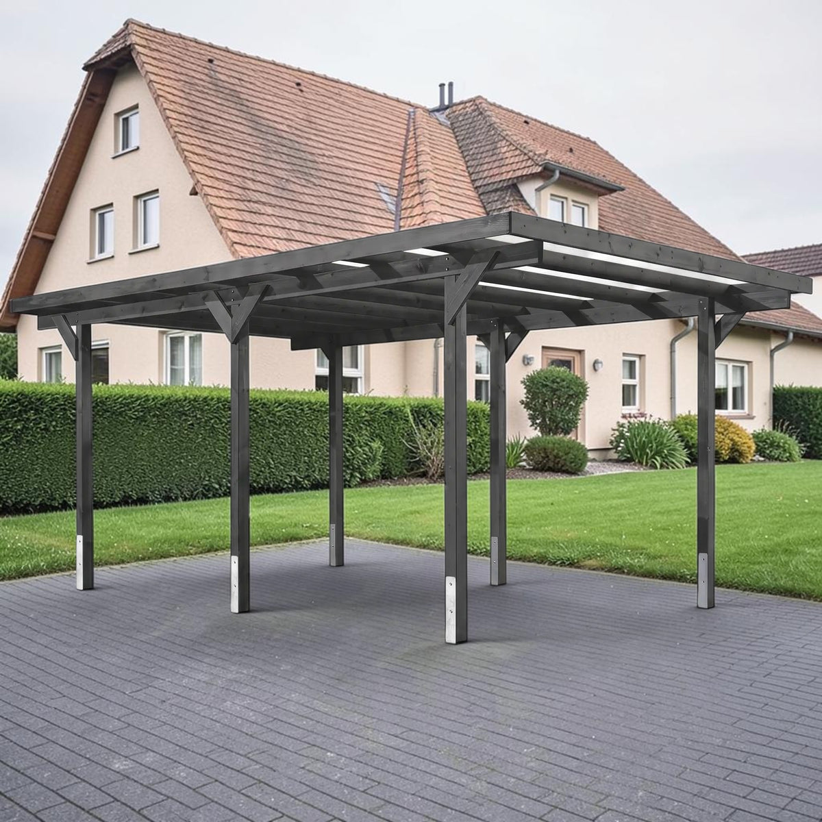 Lasierter Holz Carport Willingen auf gepflastertem Stellplatz vor einem Einfamilienhaus