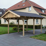 Holz Carport Attendorn mit Satteldach vor einem Einfamilienhaus auf gepflasterter Zufahrt
