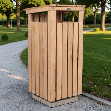 Holz Abfallbehälter Rospetal an einem Parkweg zwischen Rasen und Bäumen