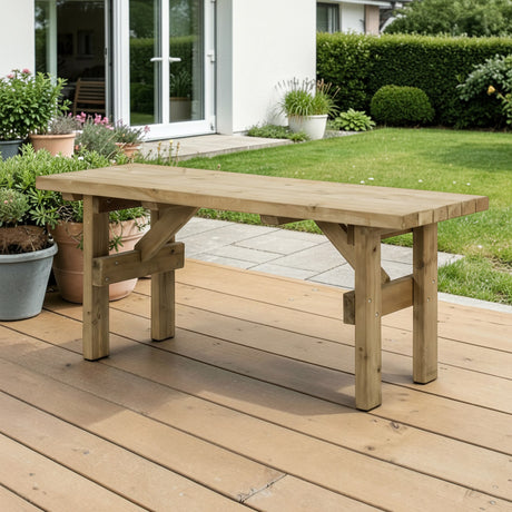 Holz Gartentisch Repetal auf einer Holzterrasse vor Rasen und Hausfassade