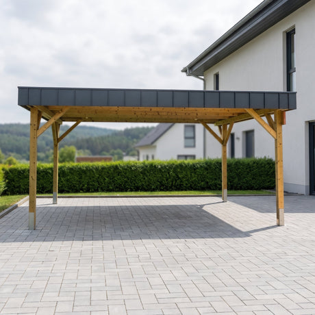Frontansicht des Doppelcarports Amecke Premium aus Holz auf einer gepflasterten Einfahrt