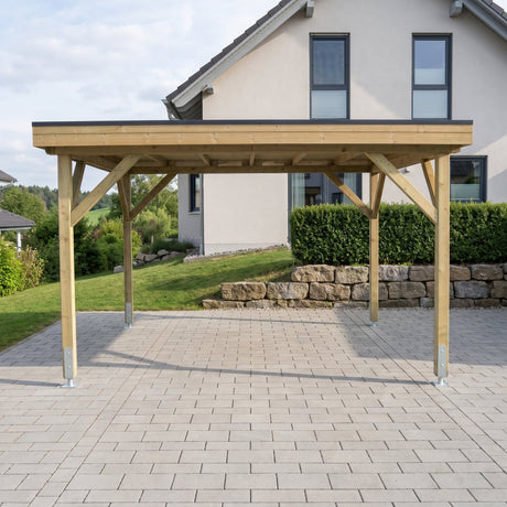 Einzelcarport Amecke aus Holz mit Holzblende und Flachdach auf einer gepflasterten Einfahrt vor einem Einfamilienhaus
