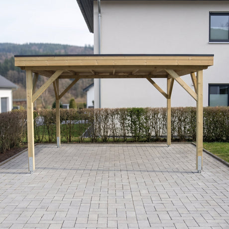 Frontansicht des Einzelcarports Amecke aus Holz vor einer Hecke auf einer gepflasterten Einfahrt