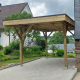 Holz Carport Arnsberg auf gepflasterter Einfahrt im Garten neben dem Haus