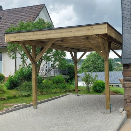 Holz Carport Arnsberg auf gepflasterter Einfahrt im Garten neben dem Haus