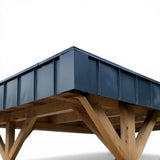 Detail der dunklen Dachblende und der Kopfbänder am Premium Holz Carport