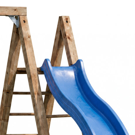 Blaue Wellenrutsche an der Holzleiter des Spielgeräts Bestwig, Detail
