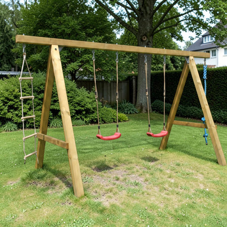 Holz Doppelschaukel Hallenberg mit Strickleiter im Garten unter einem großen Baum