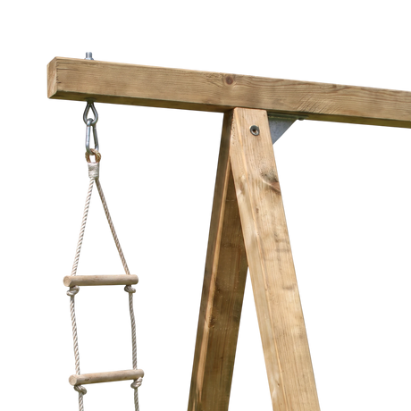Strickleiter mit Holzsprossen am Querbalken der Kletterschaukel im Detail