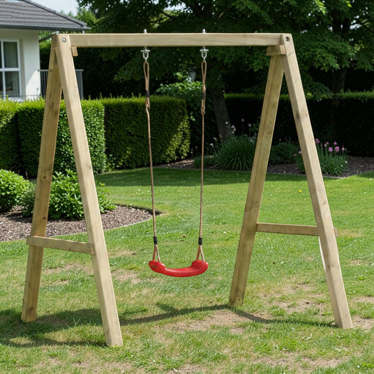 Holz Einzelschaukel Bödefeld im Garten auf dem Rasen vor einer Hecke