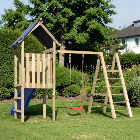 Spielturm Grafschaft mit Schaukelanbau und blauer Rutsche auf dem Rasen im Garten