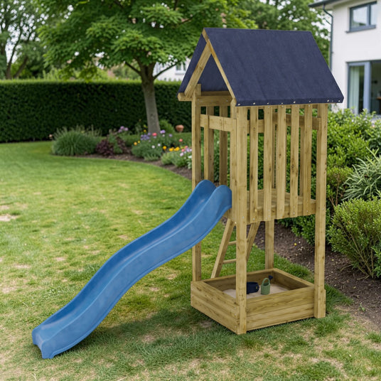 Spielturm Altastenberg mit blauer Wellenrutsche auf dem Rasen im Garten vor Hecke