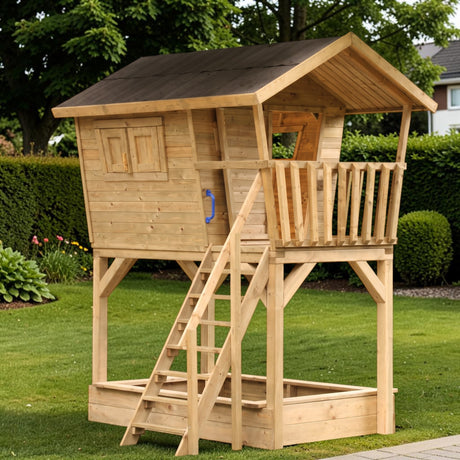 Stelzenhaus Spielturm Neuastenberg mit Leiter und Sandkasten auf dem Rasen im Garten