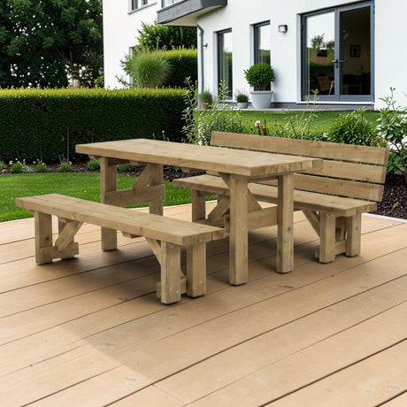 Sitzgruppe Repetal auf einer hellen Terrasse vor einem modernen Wohnhaus
