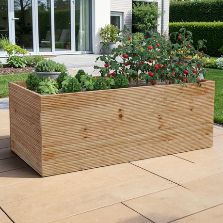 Douglasie Hochbeet Leiße bepflanzt auf einer Terrasse mit Steinplatten vor dem Haus