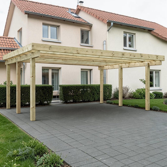 Holz Doppelcarport über gepflasterter Einfahrt vor einem Doppelhaus mit Hecke