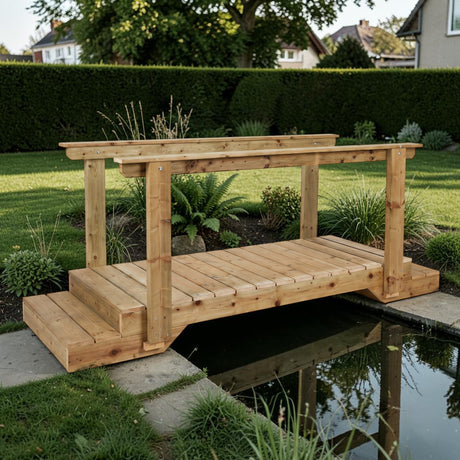 Holz Teichbrücke Bamenohl über einem Gartenteich zwischen Rasen und Bepflanzung