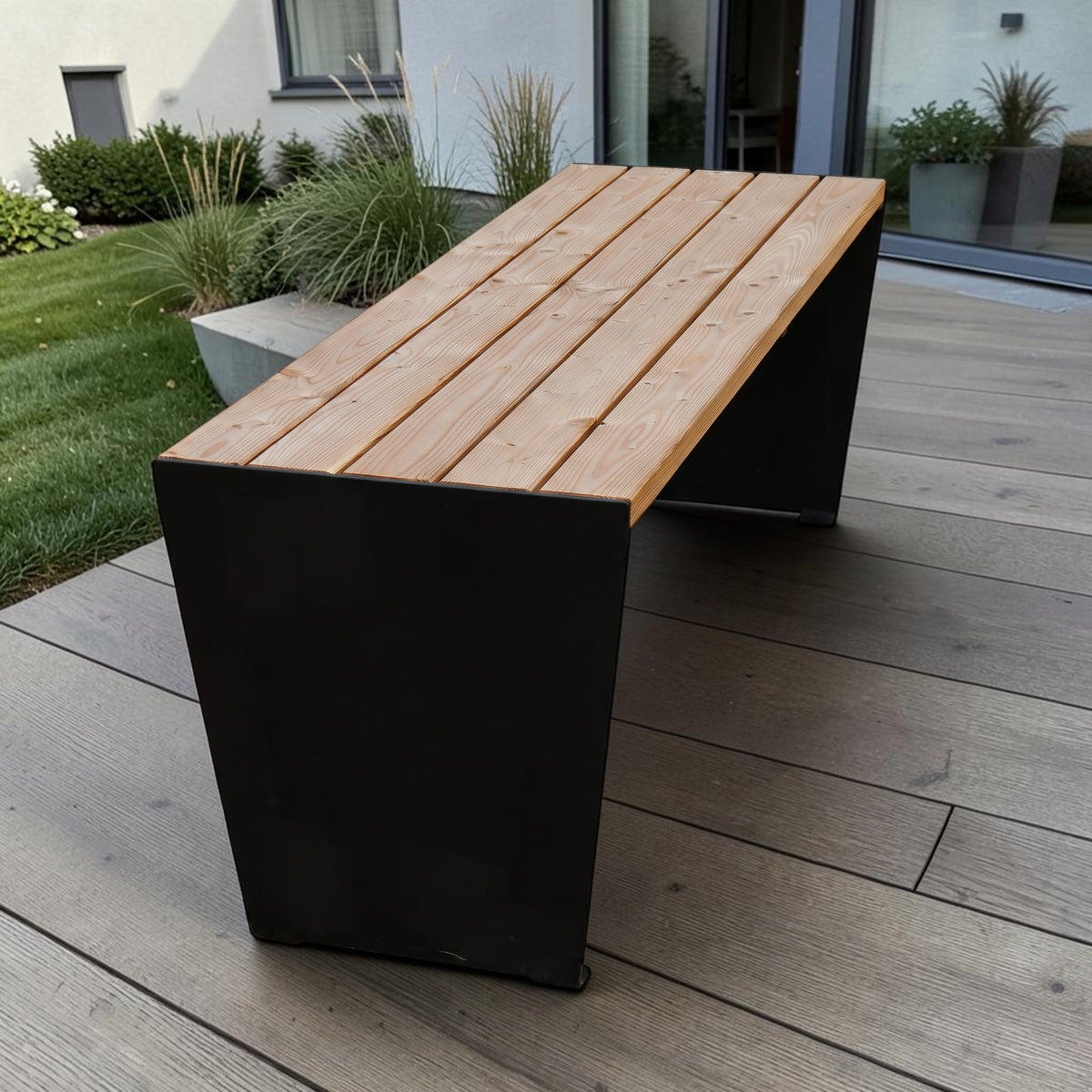 Douglasie Gartentisch Hoppecketal auf einer grauen Terrasse vor dem Haus