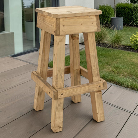 Massivholz Barhocker Wildewiesetal auf einer Terrasse vor Fensterfront und Rasen