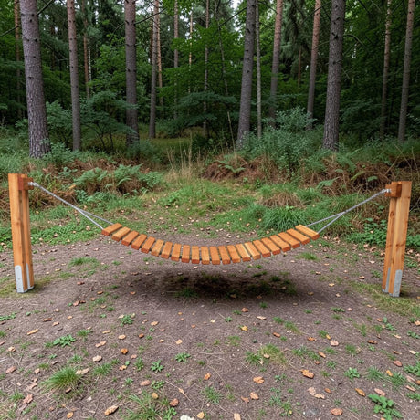 Holz Hängematte Hillebachtal auf einer Waldlichtung zwischen Nadelbäumen