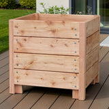 Holz Blumenkübel Altastenberg auf einer Holzterrasse vor Rasen und Fenster