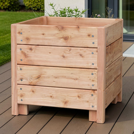 Holz Blumenkübel Altastenberg auf einer Holzterrasse vor Rasen und Fenster