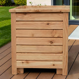 Holz Blumenkübel Neuastenberg auf einer Holzterrasse vor Rasen und Fensterfront